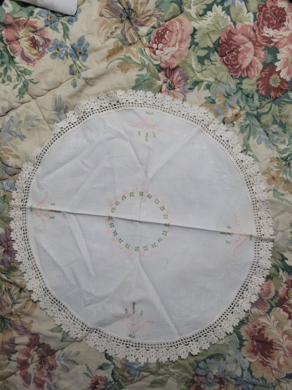 Round White Hand Embroidered Dresser Table Doily Crochet Edging P Monogram 17in